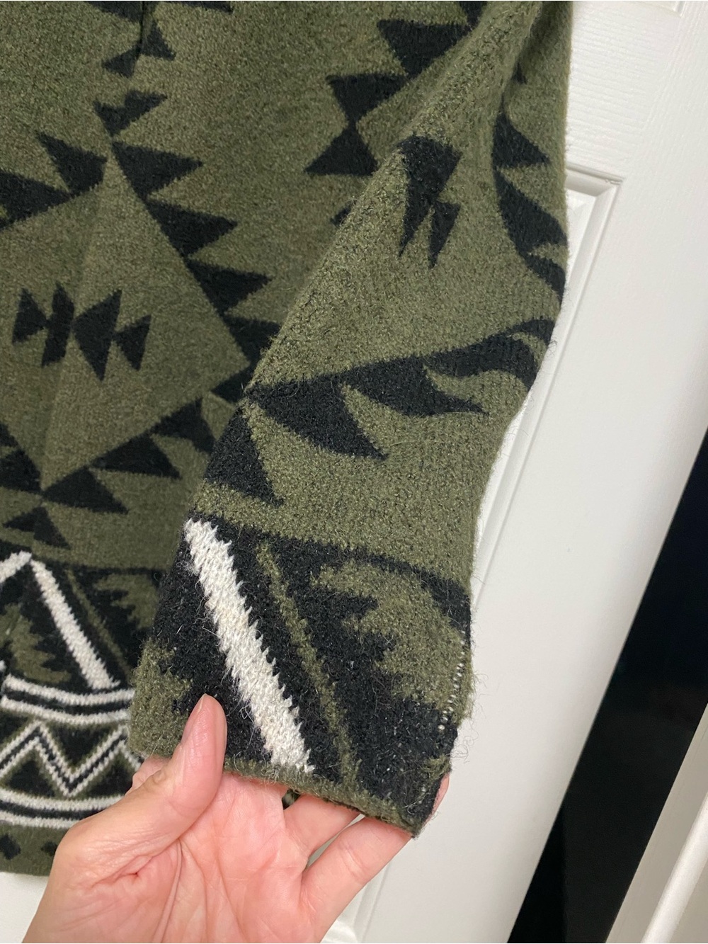 Stylish FRYE Olive & Black Aztec Open-Front Cardigan with Patterned Hem - Picture 7 of 8